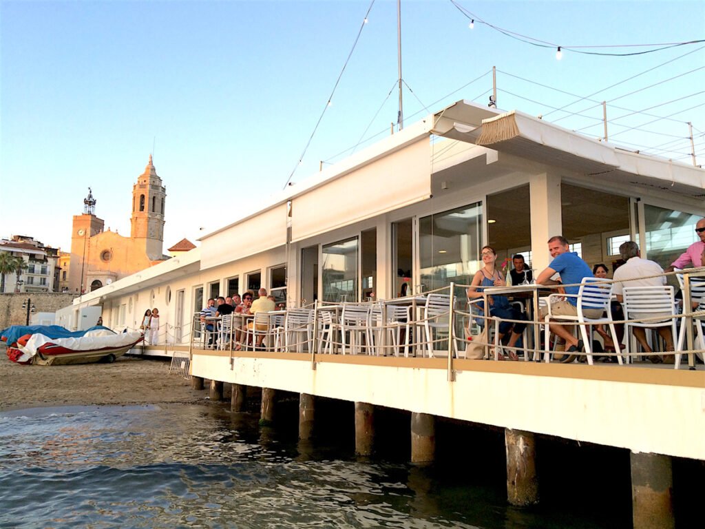 El Club Nàutic Sitges tiene un servicio de restauración que goza de muy buena reputación.