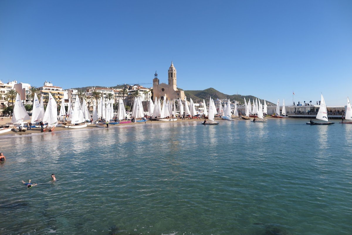 El Club Nàutic Sitges inició su singladura en el año 1967 impulsadol por un grupo de amantes del deporte de la vela.